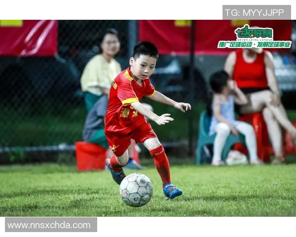 大眼足球记者揭秘足球背后的故事与精彩瞬间